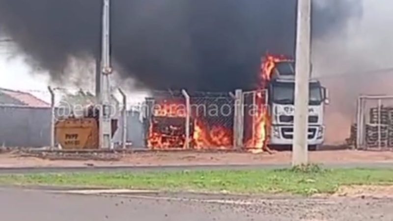 Dois caminhões são consumidos pelo fogo em Patrocínio Paulista
