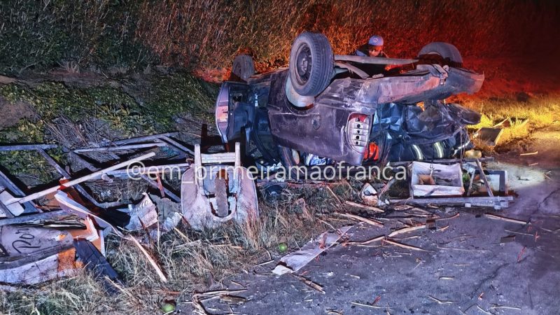 Após capotar, carro é atingido por outro veículo na rodovia Nelson Nogueira