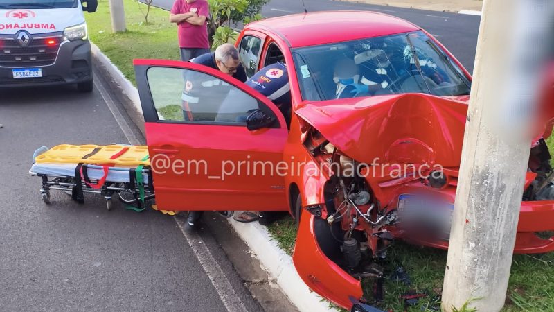 Motorista fica ferido após colidir carro contra poste no Jardim Alvorada, em Franca