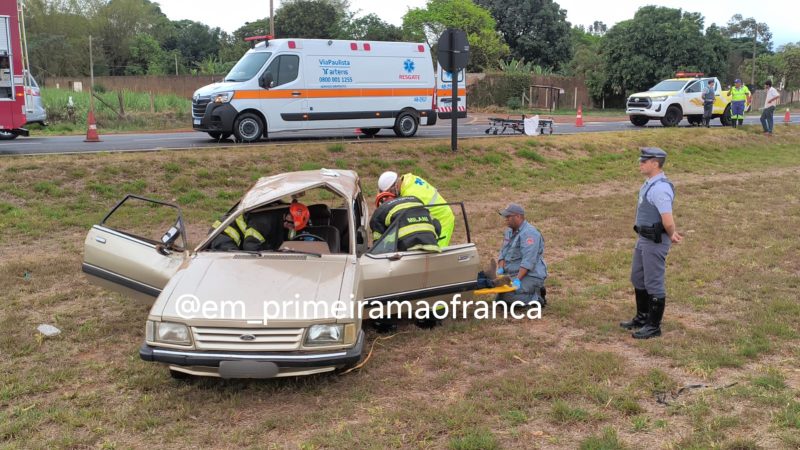 Motorista sofre fratura grave após capotamento na Fábio Talarico