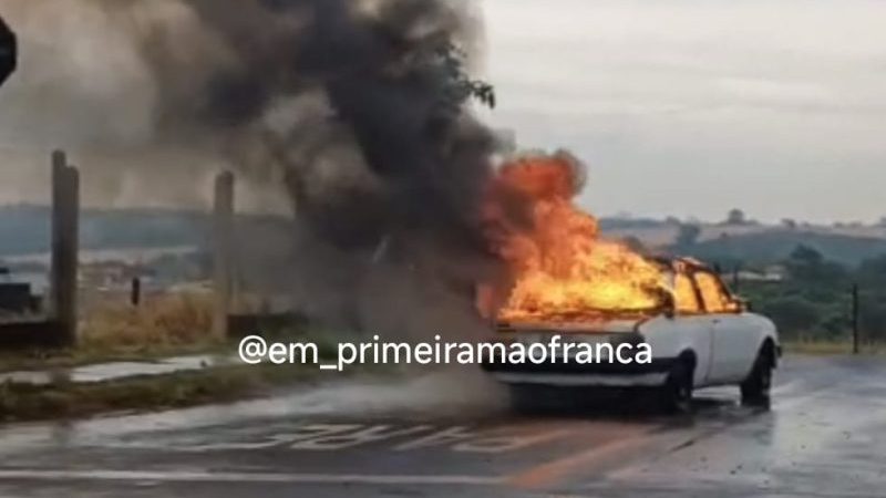 Suposto carro de criminoso pega fogo e fica destruído em Franca