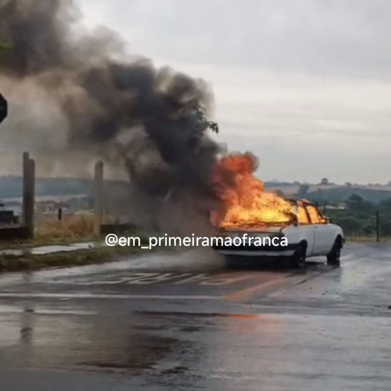 Suposto carro de criminoso pega fogo e fica destruído em Franca