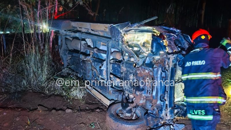 Caminhonete capota após colisão na rodovia Tancredo Neves em Franca