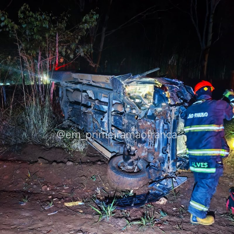Caminhonete capota após colisão na rodovia Tancredo Neves em Franca