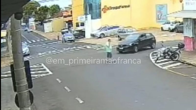 Idoso fica ferido após ser atropelado em cruzamento de Franca