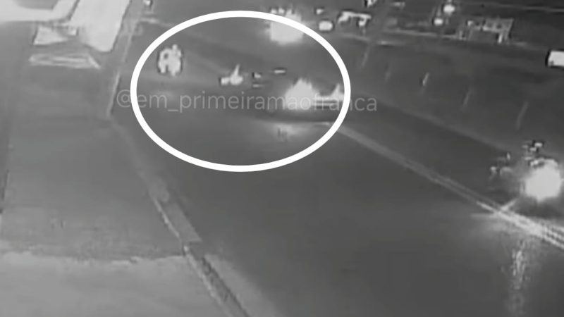 Motociclista fica gravemente ferido após ser atingido por veículo