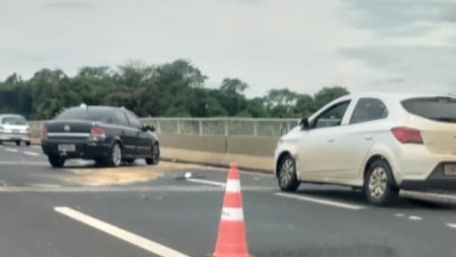 Veículo pega fogo após colisão no viaduto que liga as rodovias Ronan Rocha e Cândido Portinari, em Franca