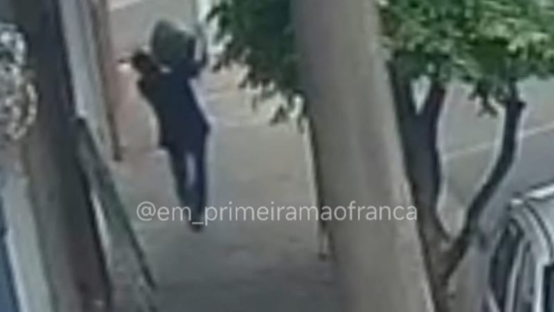 Criminoso é flagrado por câmera de segurança furtando botijão de gás, em Franca