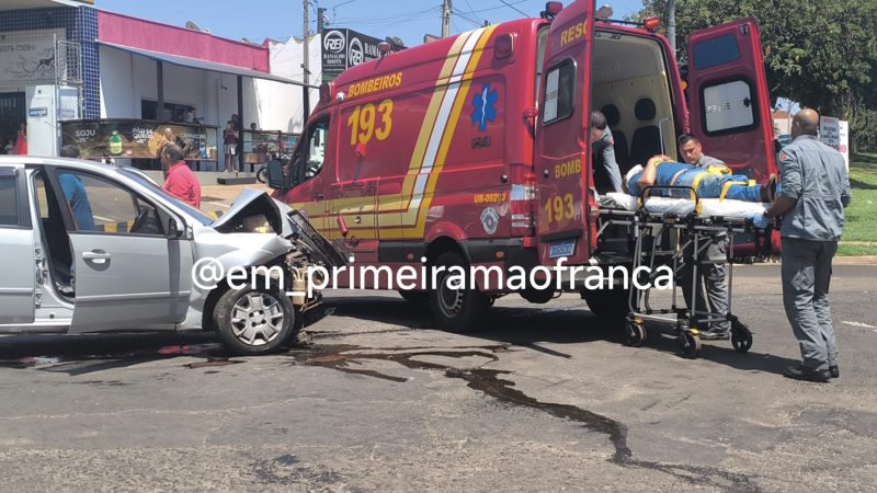 Câmera de segurança registra colisão entre dois carros em avenida de Franca