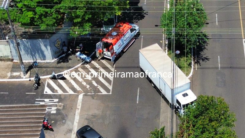 Colisão traseira entre moto e caminhão deixa homem ferido na Avenida Dom Pedro