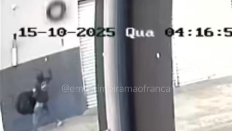Criminosos são flagrados por câmeras de segurança furtando pneus de estabelecimento em Franca