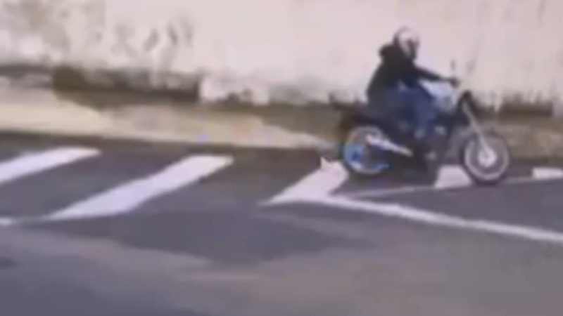 Câmera registra criminoso furtando bateria de carro no Jardim Noêmia em Franca