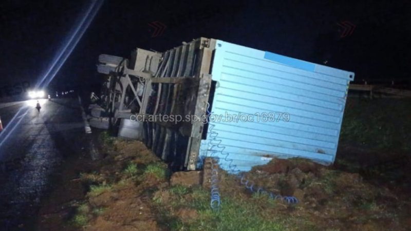 Carreta tomba após colisão traseira na Rodovia Anhanguera em Igarapava