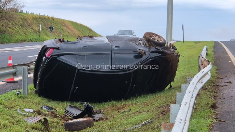 Veículo capota na Rodovia Ronan Rocha, entre Franca e Patrocínio Paulista