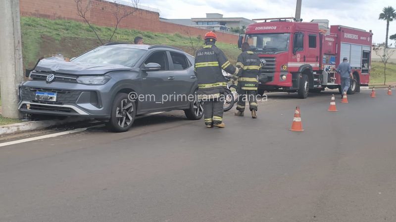 Motorista perde controle de veículo e atinge poste em Franca