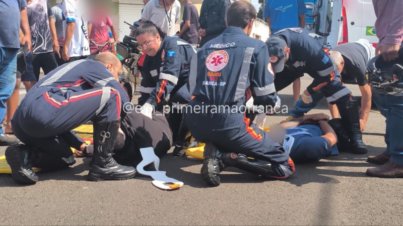 Jovens ficam desacordados após colisão entre duas motos em Franca