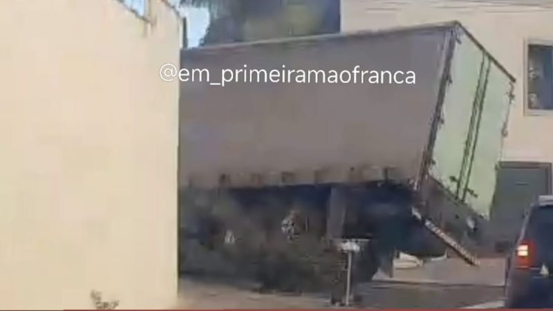 Caminhoneiro faz manobras arriscadas, causa acidente e vai parar na delegacia