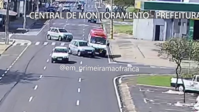 Viatura do Samu é fechada e atingida por veículo enquanto seguia para atendimento em Franca