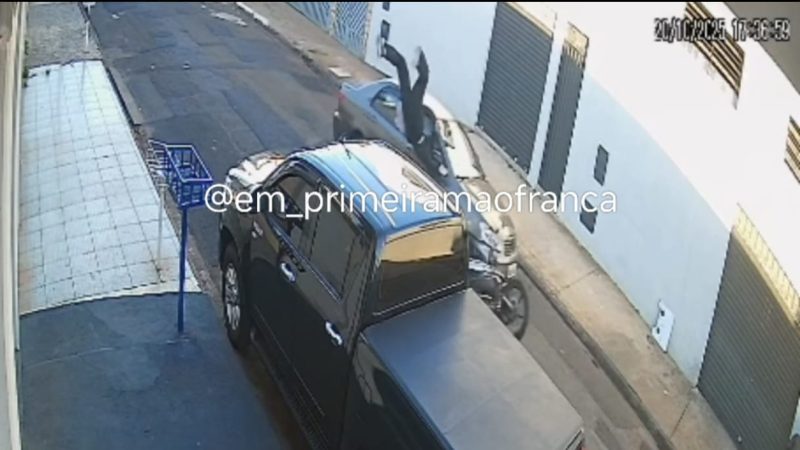 Câmera de segurança registra colisão frontal entre moto e carro em Franca