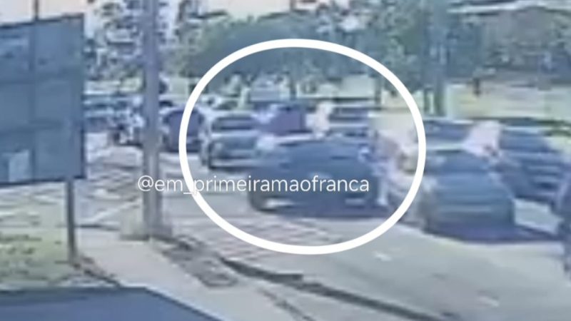 Acidente entre carro e moto deixa criança com ferimentos graves em avenida de Franca