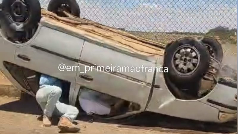Imagens mostram momento em que carro capota em avenida de Franca