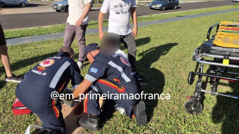 Motociclista sofre fratura após colidir com placa de sinalização