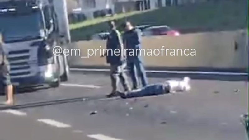 Motociclista fica ferido após colisão traseira com caminhão em rodovia