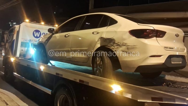 Veículo capota após colisão com carro estacionado em avenida de Franca