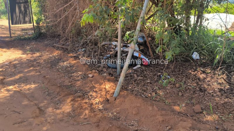 Motociclista fica em estado grave após colidir contra placa na rodovia Tancredo Neves