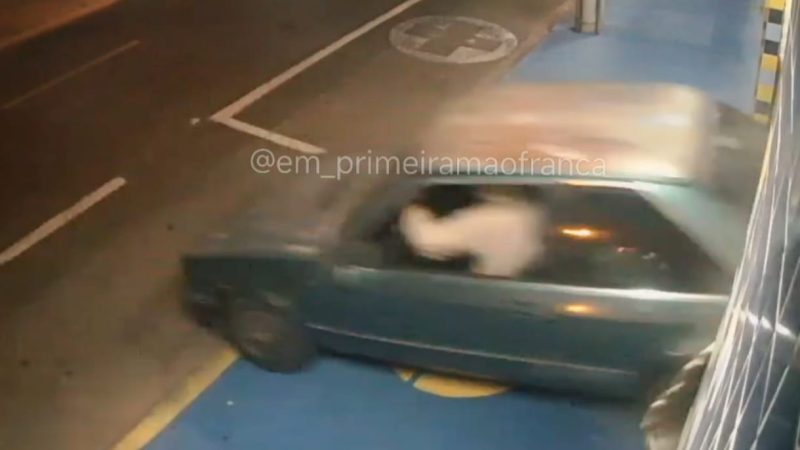 Farmácia é atacada durante a madrugada pela “gangue da marcha à ré” em Franca