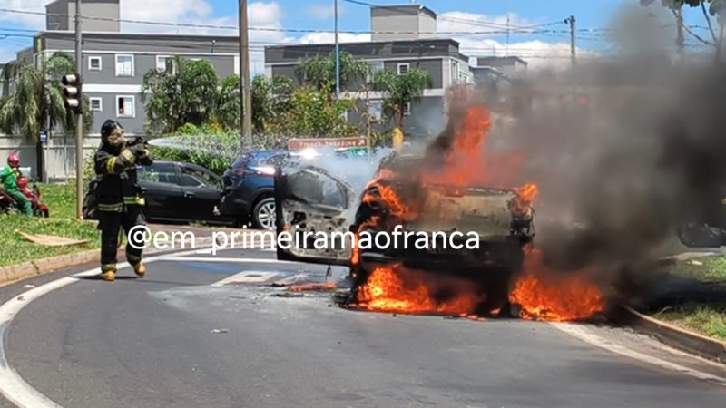 Carro fica completamente destruído após pegar fogo em alça de acesso em Franca