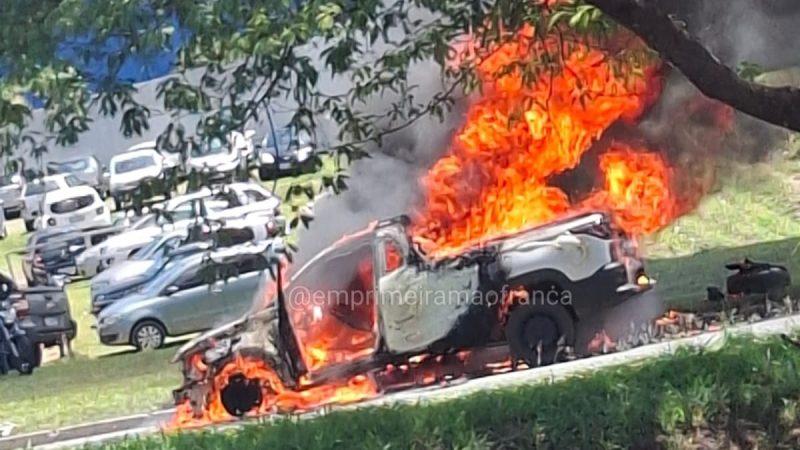Carro fica completamente destruído após pegar fogo em alça de acesso em Franca