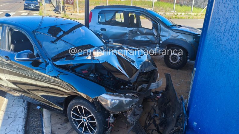 Colisão entre carros deixa mulher ferida no bairro Santos Dumont em Franca