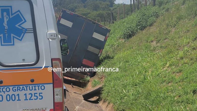 Caminhão colide em barranco após roda se soltar em rodovia de Franca