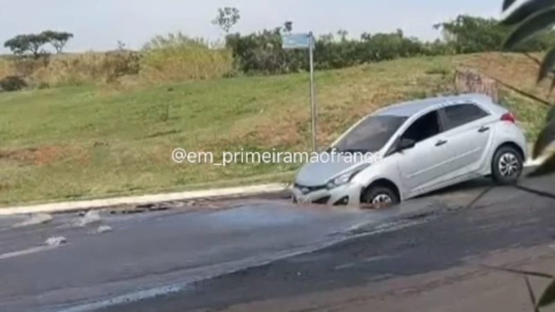 Asfalto cede e carro cai em buraco no Residencial Atlanta Park