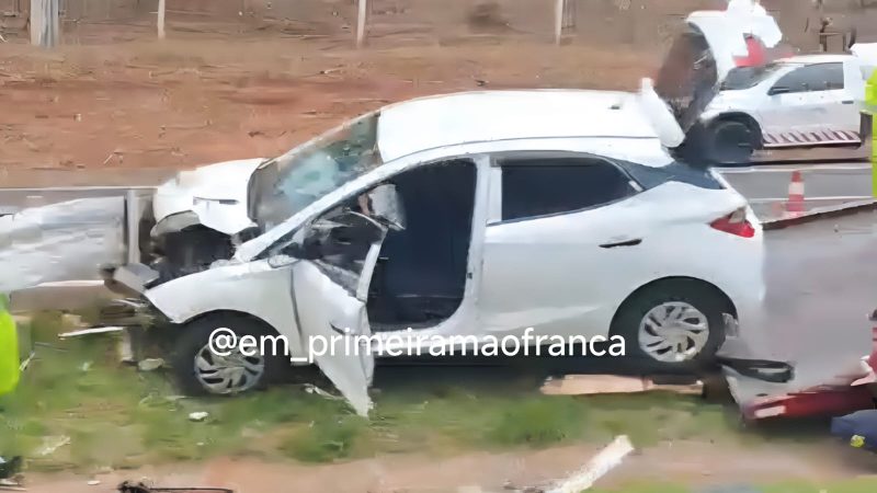 Carro fica com a frente destruída após colisão contra defensa metálica na Ronan Rocha