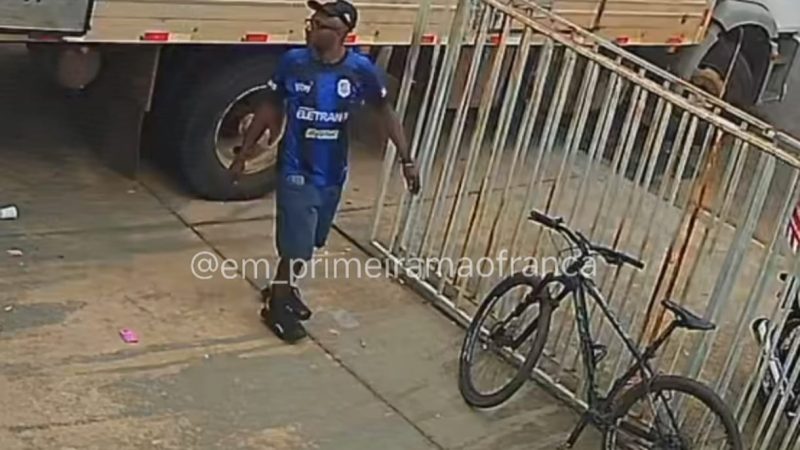 Criminoso é flagrado por câmera de segurança furtando bicicleta em Franca
