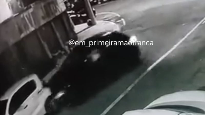 Motorista realiza manobra perigosa e atinge carro estacionado em Franca