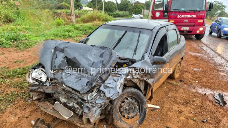 Colisão entre carro e carreta deixa três feridos na Rodovia João Traficante