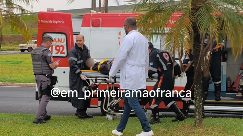 Motociclista perde controle e colide contra poste em Franca