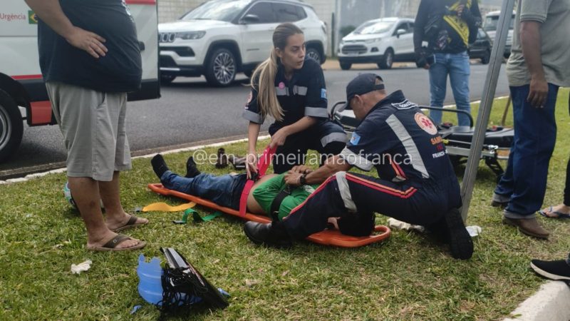 Colisão entre carro e moto deixa entregador ferido em avenida de Franca