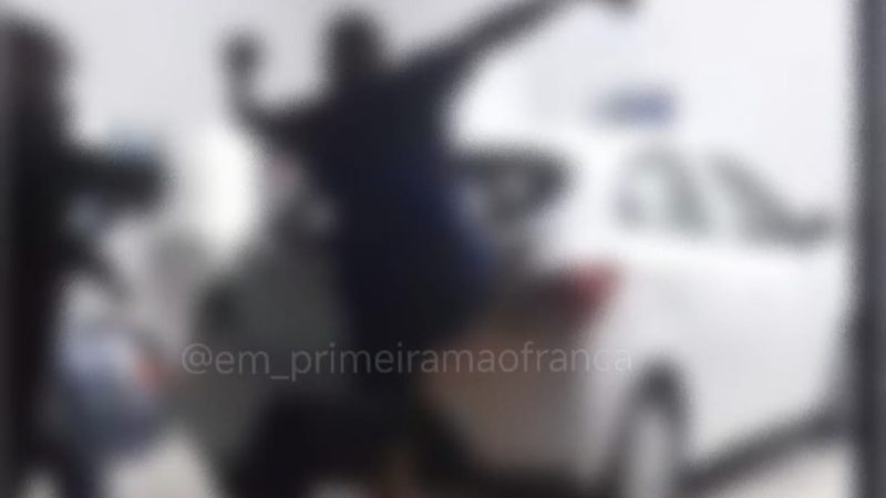 Populares apedrejam casa e carro de homem que incentivou o filho a agredir outra criança em Franca