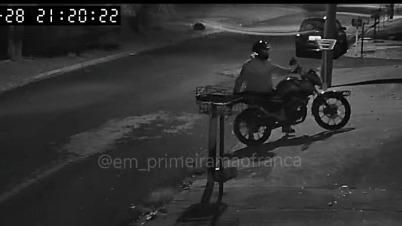 Furto de moto é registrado por câmeras de segurança em Franca