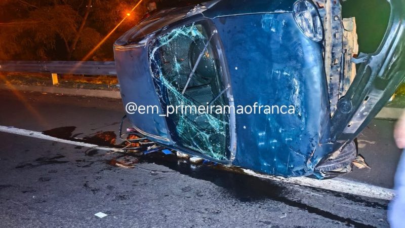 Motorista foge após capotar carro na Rodovia Cândido Portinari em Franca