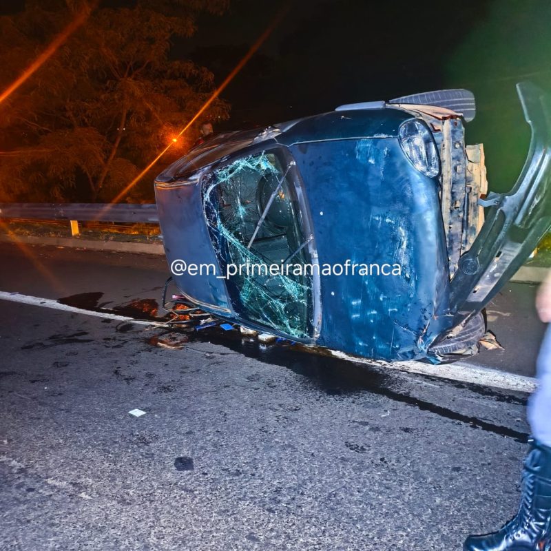 Motorista foge após capotar carro na Rodovia Cândido Portinari em Franca