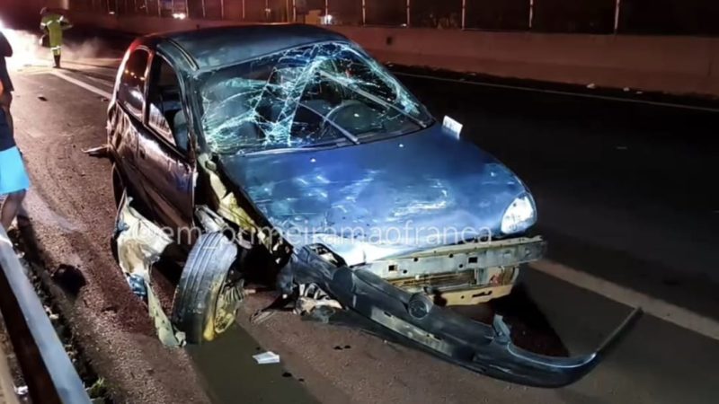 Criminoso furta veículo, capota na Rodovia Cândido Portinari e foge