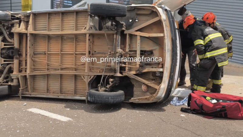 Dois homens ficaram feridos após Kombi perder o freio e capotar em avenida de Franca