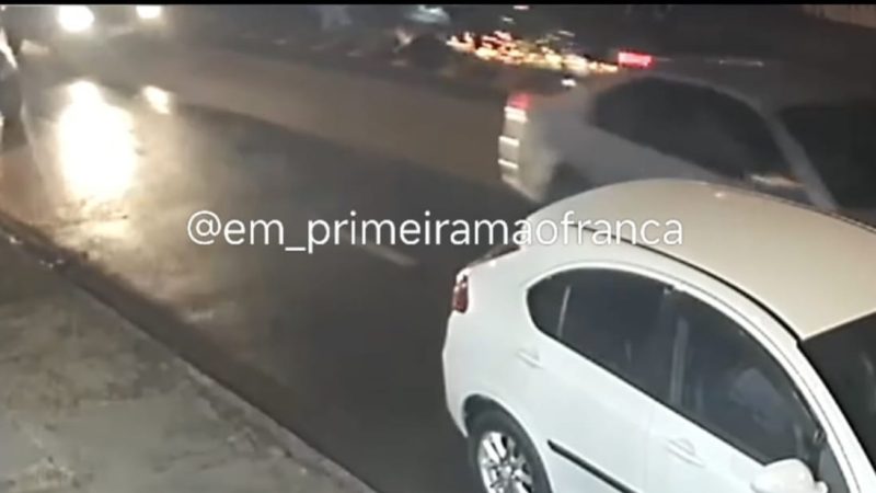 Pedestre e motociclista ficam feridos em atropelamento na Avenida Brasil em Franca