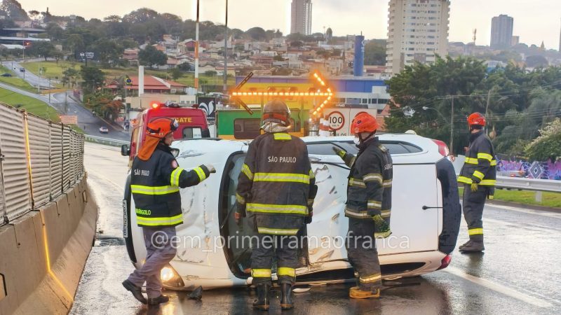 Carro capota na rodovia Cândido Portinari em Franca; casal sai ileso