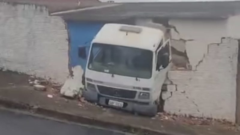 Caminhão desgovernado invade residência no Jardim São Luiz, em Franca